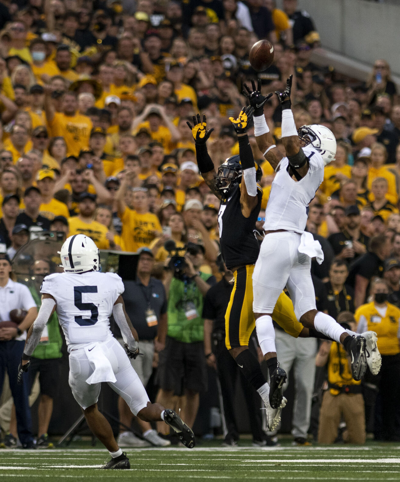 Penn State football vs. Iowa, Brisker (1) block